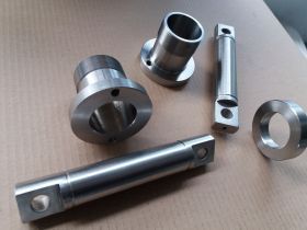 mechanische Fertigung CNC Drehteile Fraesteile Wellen Mitnehmer